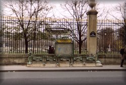 Metro (Tuil&eacute;ries)